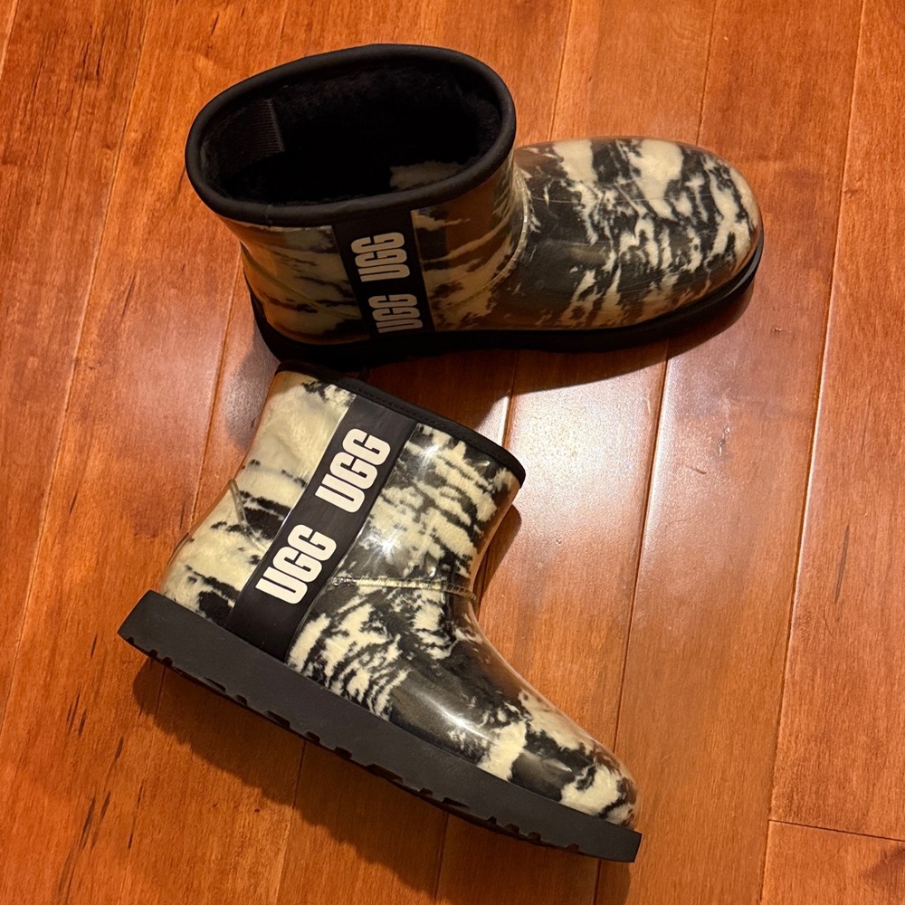 UGG Black and Cream Patterned Rain Boots size 8